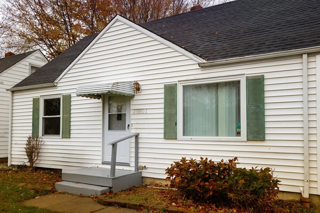Primary Photo - 25601 Briardale Ave