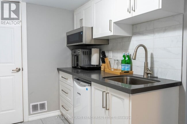 Building Photo - 480 Waverly St N