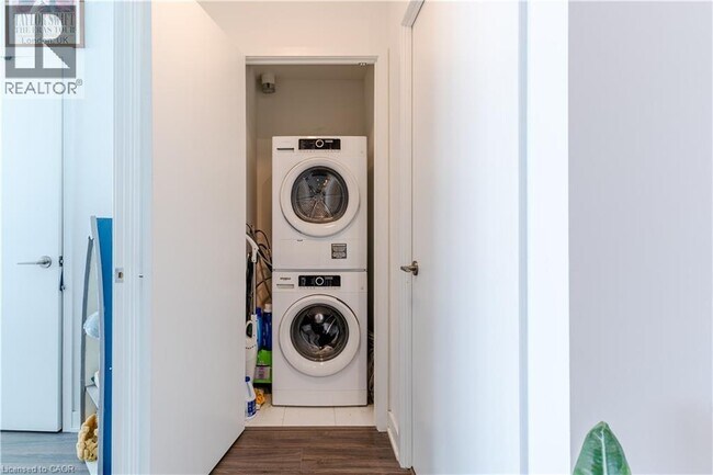 Photo du bâtiment - 681 Yonge St