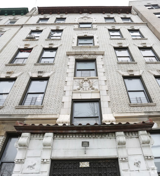 Building Photo - 255 E Kingsbridge