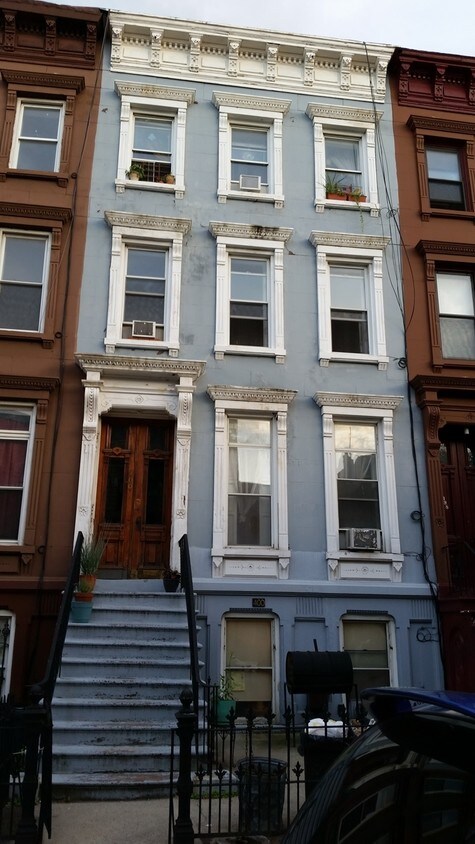 Primary Photo - 400 Putnam Ave