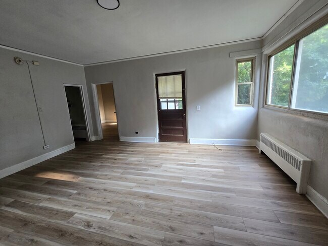 Salón con suelo nuevo en toda la vivienda. - 111 Phillips Ct
