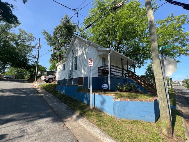 Foto del edificio - Charming 2-bedroom, 1-bath home on a corne...