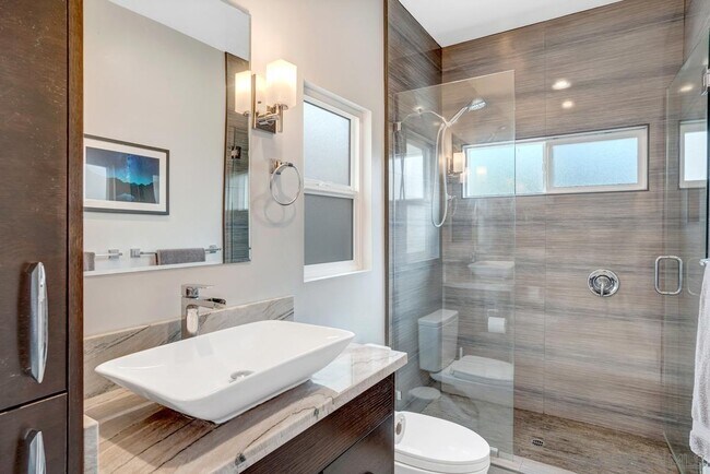 Building Photo - 672 Crest Dr