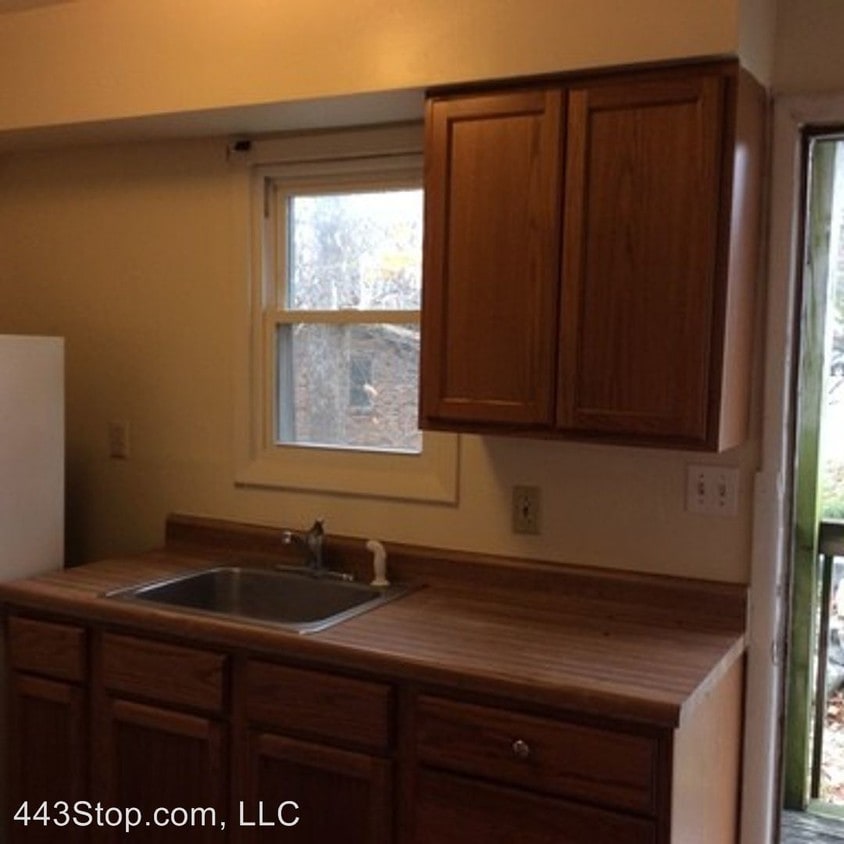 Primary Photo - 6160 NE Circle Dr