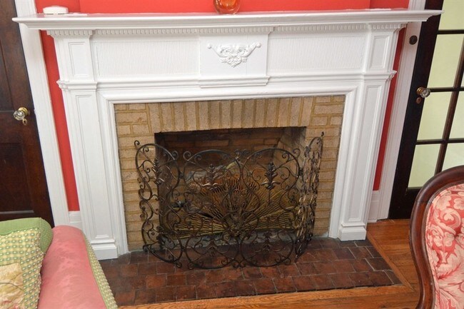Building Photo - Charming 2 BR Apartment 2 Blocks to NYC Trans