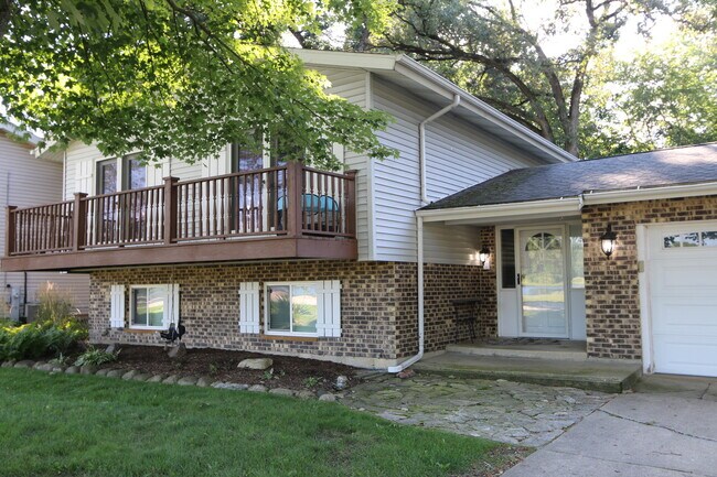Building Photo - 1401 Hillside Ln