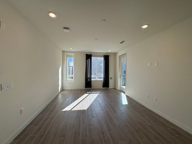 Foto del edificio - Stunning 2Bd/2Ba Condo in Heart of Irvine!