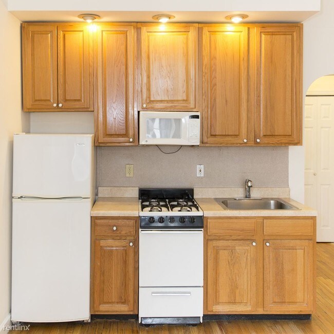 Building Photo - 21 E 87th St