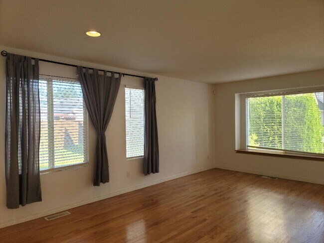 Foto del edificio - 3 Bedroom Home in East Bremerton