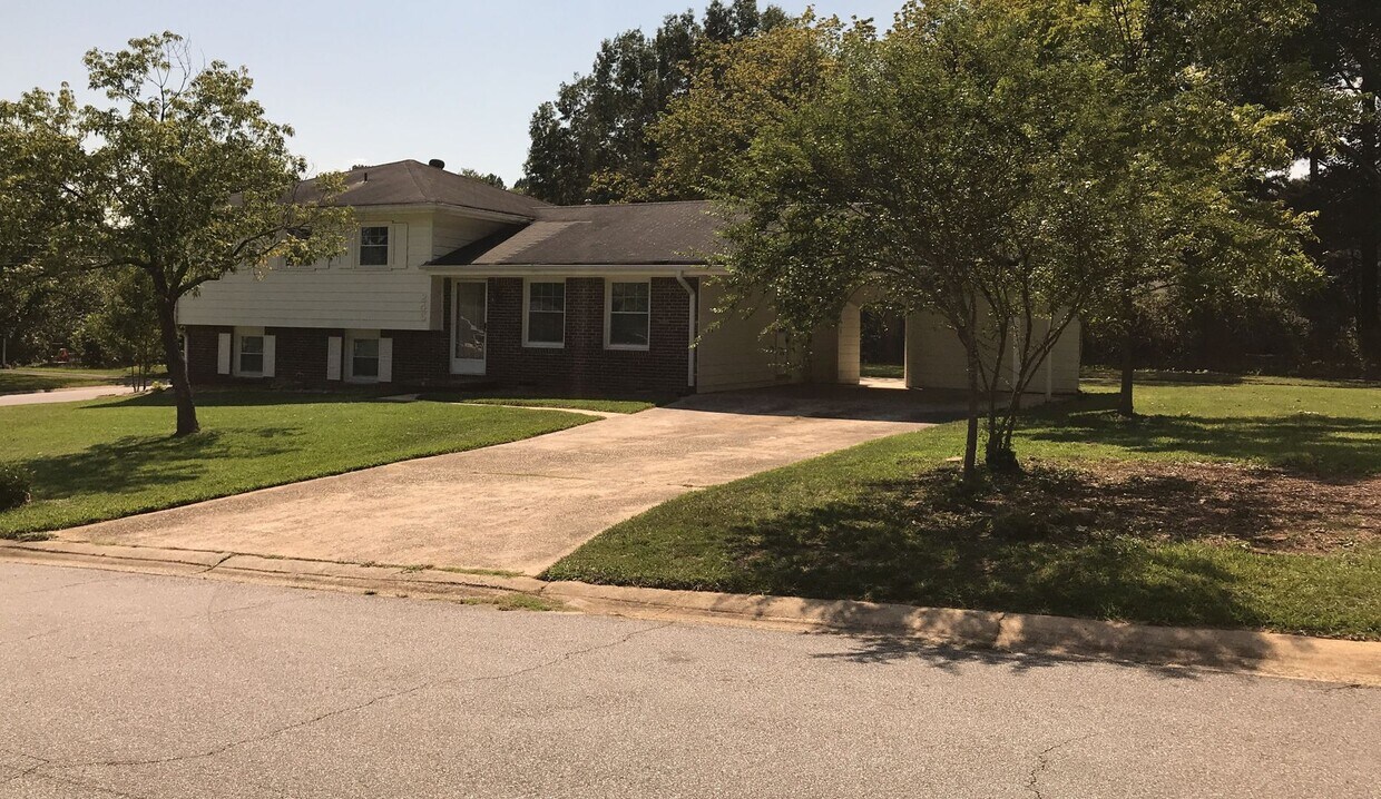 Primary Photo - Three Bed/1.5 bath Split Level!