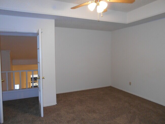 Building Photo - Beautiful Townhome Close to all Lubbock Am...