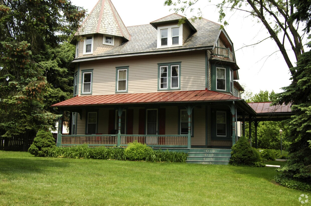 155 N Lincoln Ave Apartments in Newtown, PA