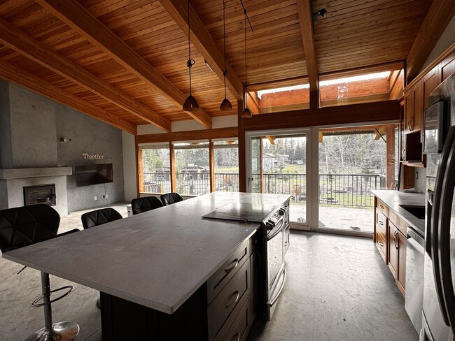 Building Photo - 1425 Benzon Crescent