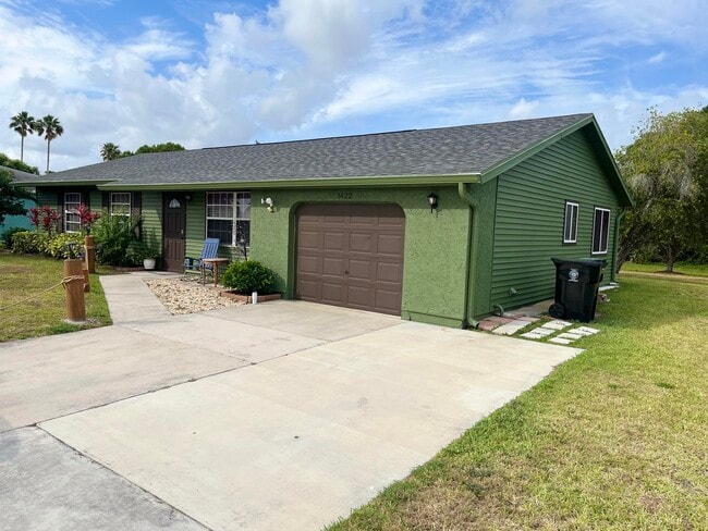 Building Photo - 1422 SE Arenson Ln