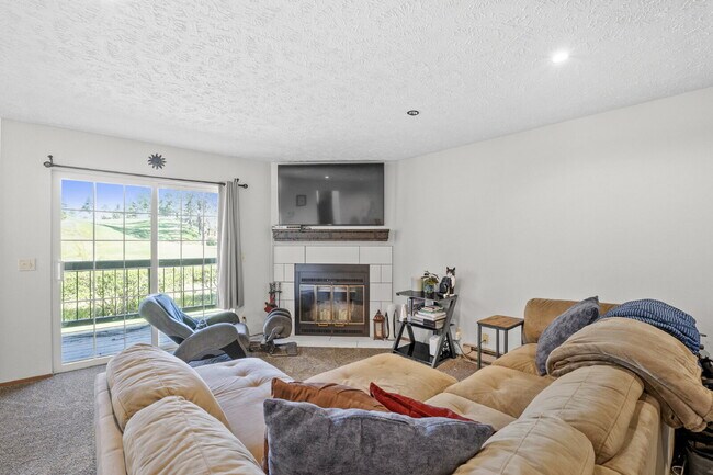 Foto del edificio - The epitome of carefree condo life is righ...