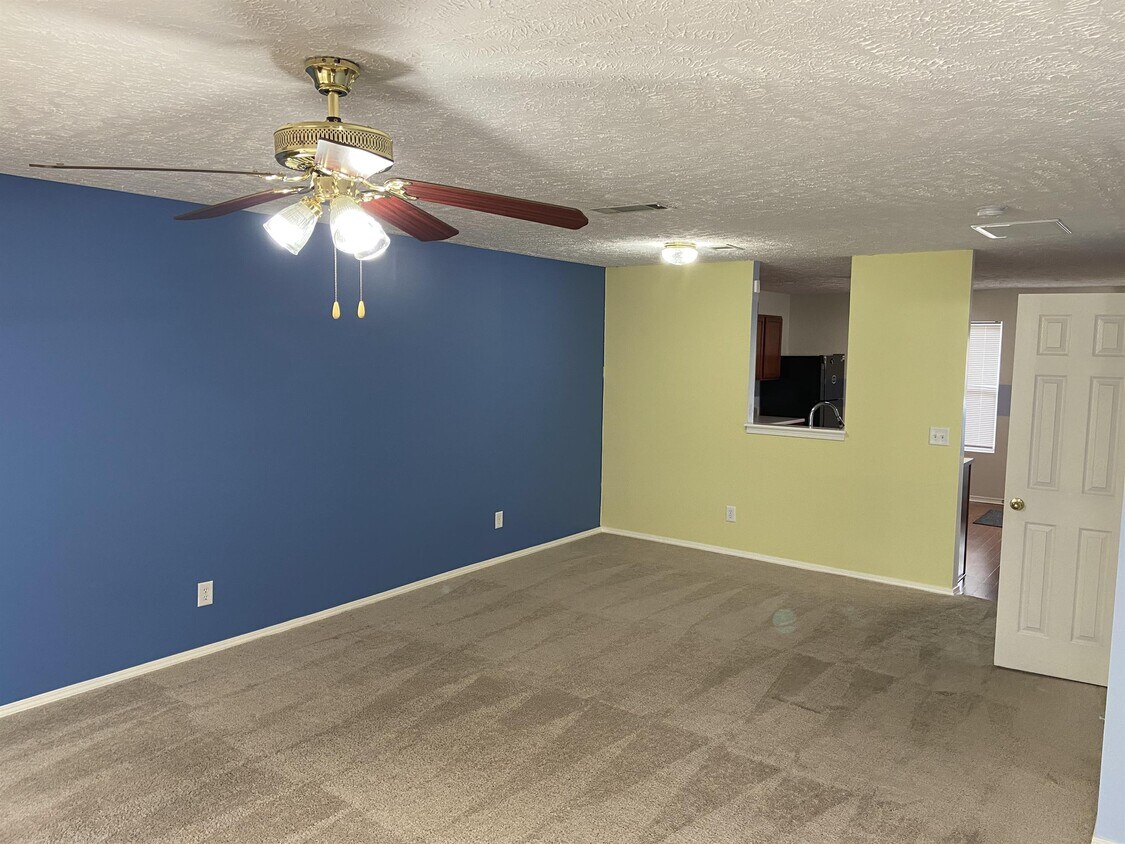 Foto principal - 5829 Monroe Crossing