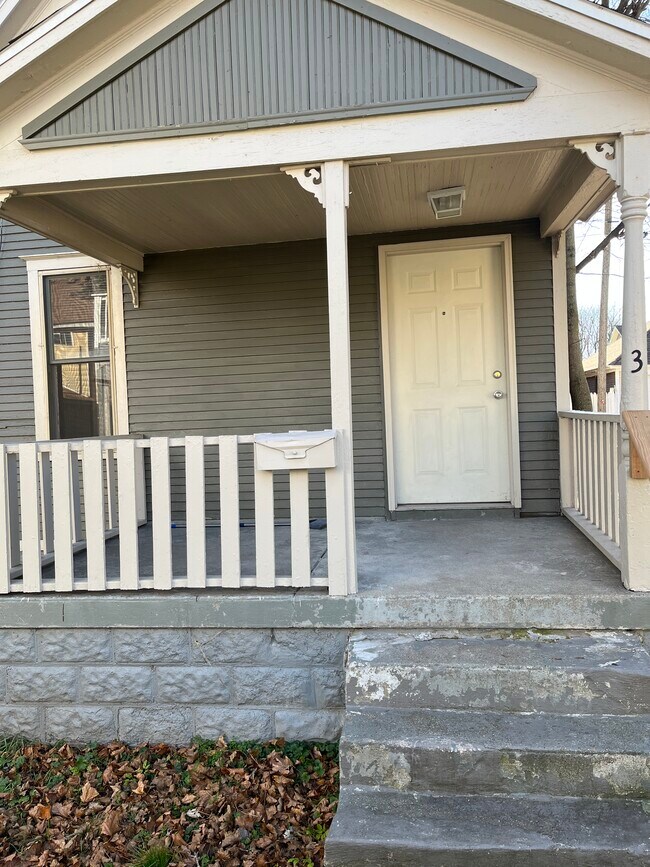 1006 Douglas St NW, Grand Rapids, MI 49504 House for Rent in Grand Rapids, MI