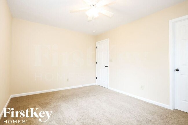 Foto del edificio - 7228 Village Oaks Dr