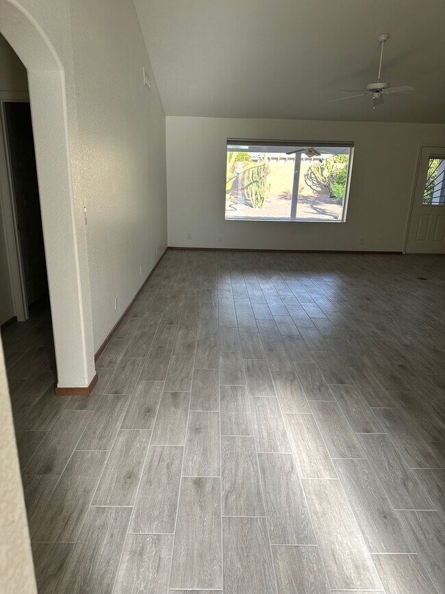 Building Photo - 2 Bedroom at Signal Butte/Baseline **55+Ad...