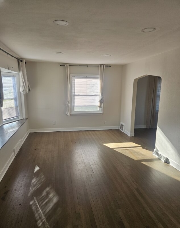 Foto del edificio - 8140 Meadow Ln