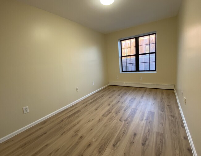 Building Photo - 122 Milford St