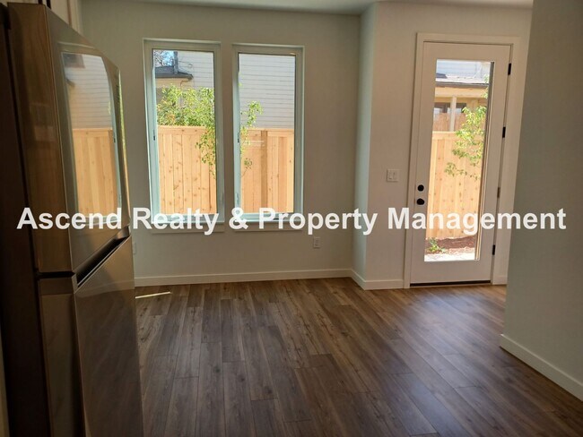 Foto del edificio - Newer Townhome in Alberta Available August...
