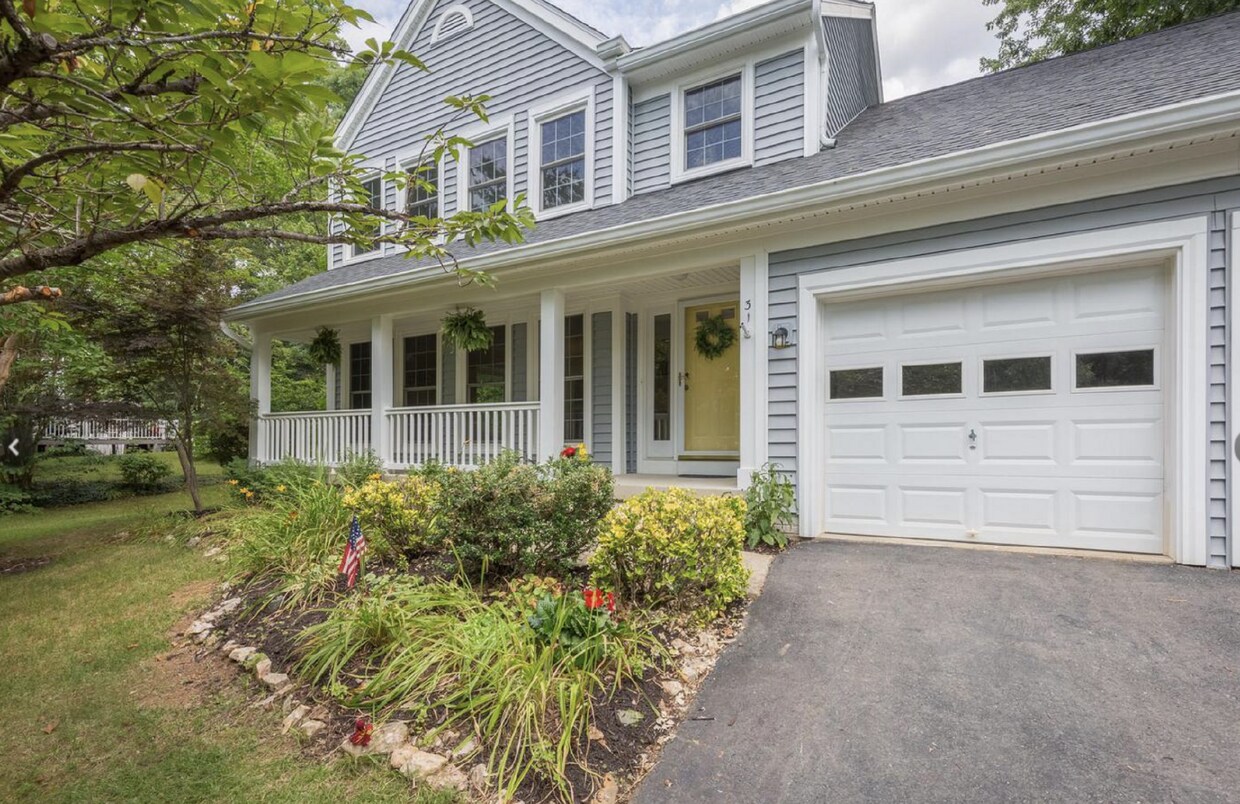 Foto principal - Stunning 4-Bedroom Home with Spacious Layo...