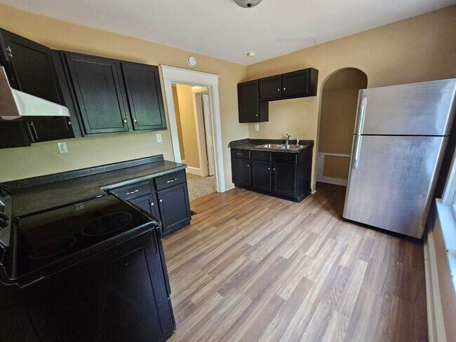 Foto del edificio - 2 bed 1 bath two story duplex