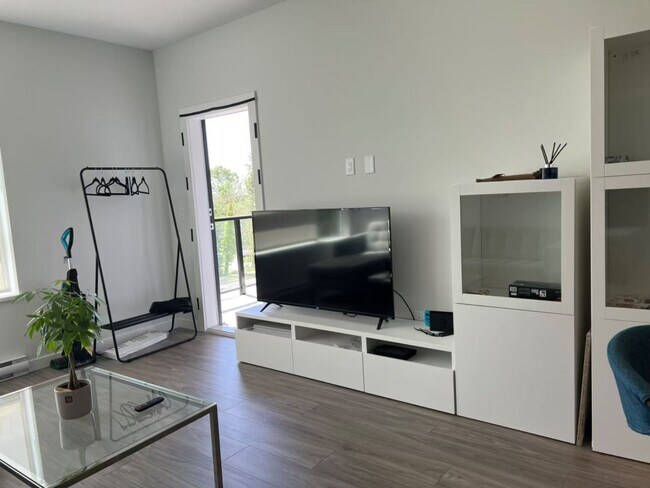 Photo du bâtiment - 6438 Byrnepark Dr