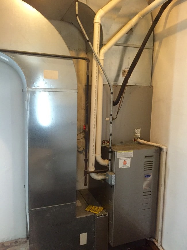 Interior Photo - 2464 N Lincoln Ave