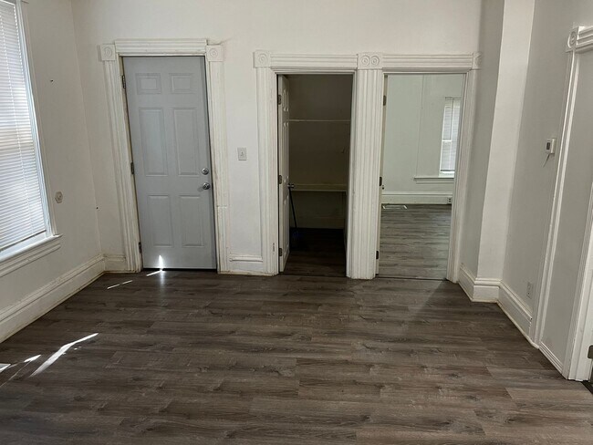 Foto del edificio - 1046 Burr St N