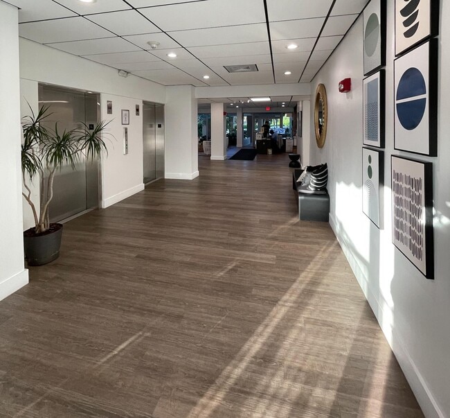 Foto del edificio - 880 NE 69th St