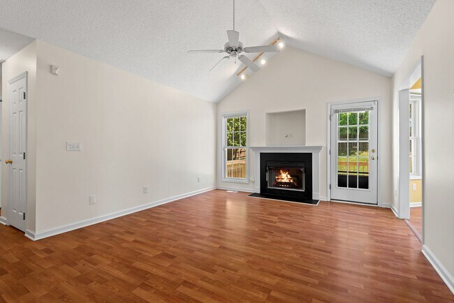 Building Photo - Available Early May! Hot Tub and Huge Priv...