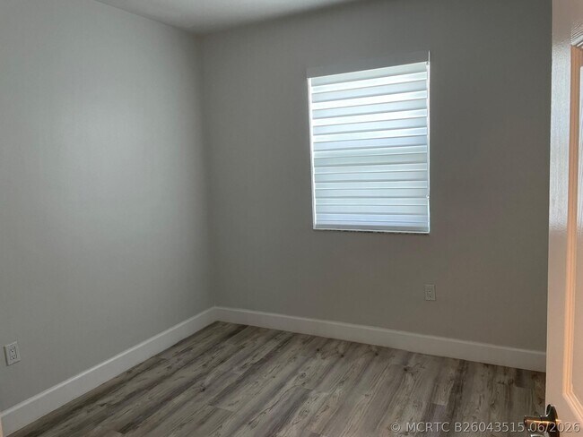 Foto del edificio - 630 N 69th Ave