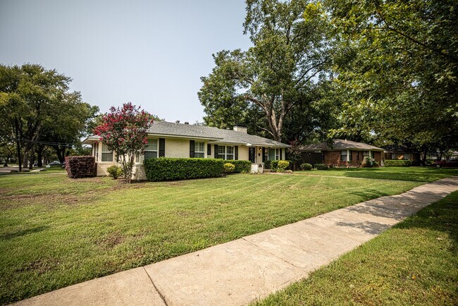 Building Photo - 9857 Mixon Dr