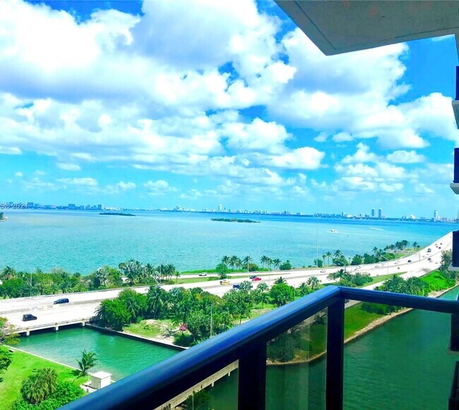 Foto del edificio - 600 NE 36th St