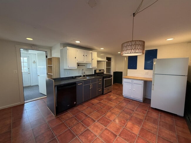 Building Photo - 84 Pleasant St