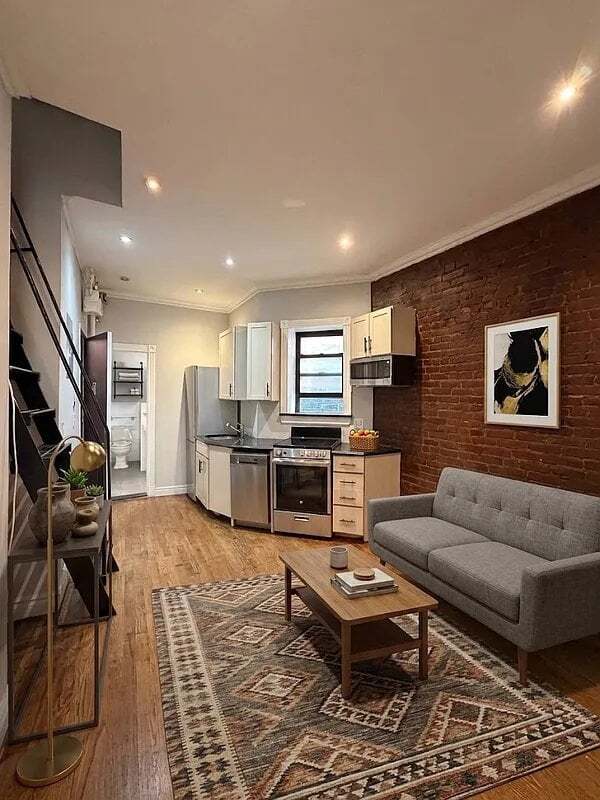 Building Photo - 219 E 23rd St