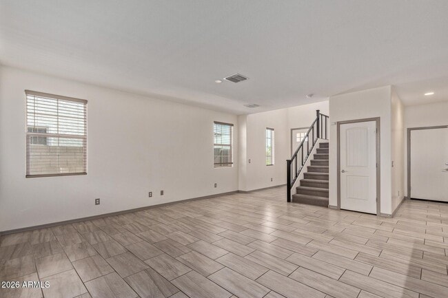 Building Photo - 905 S Canal Dr