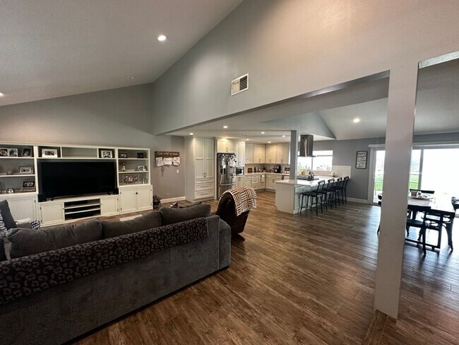 Building Photo - Single Story 4 Bedroom Home for Rent in Sa...