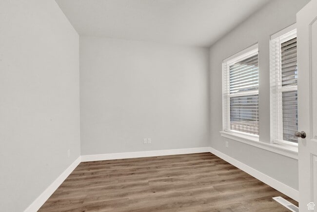 Building Photo - 106 N Midland Dr