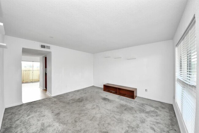 Foto del edificio - 8100 Creekbend Dr