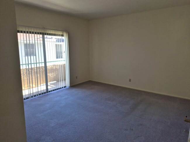 Building Photo - Dicken's Court Apartments