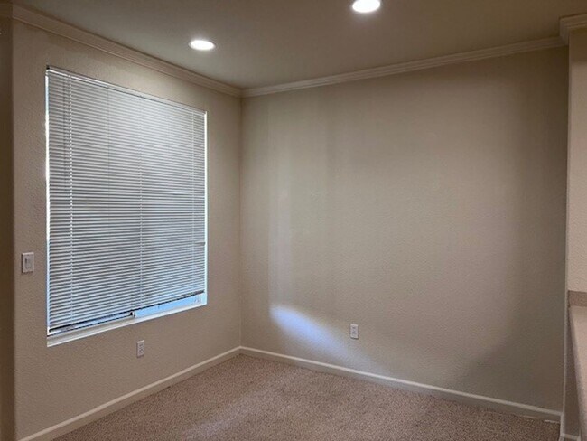 Foto del edificio - Gated condo with 1 car garage and community pool.