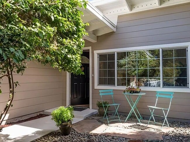 Building Photo - Cute Cottage in Belle Haven, Updated Interior, Remodeled Kitchen, Private Backyard!