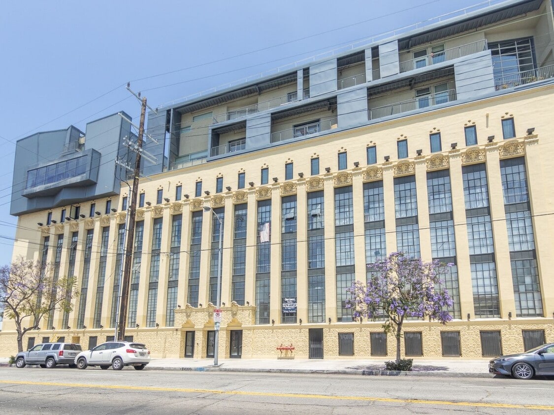 Primary Photo - Top Floor 1 Bedroom Loft in Los Angeles