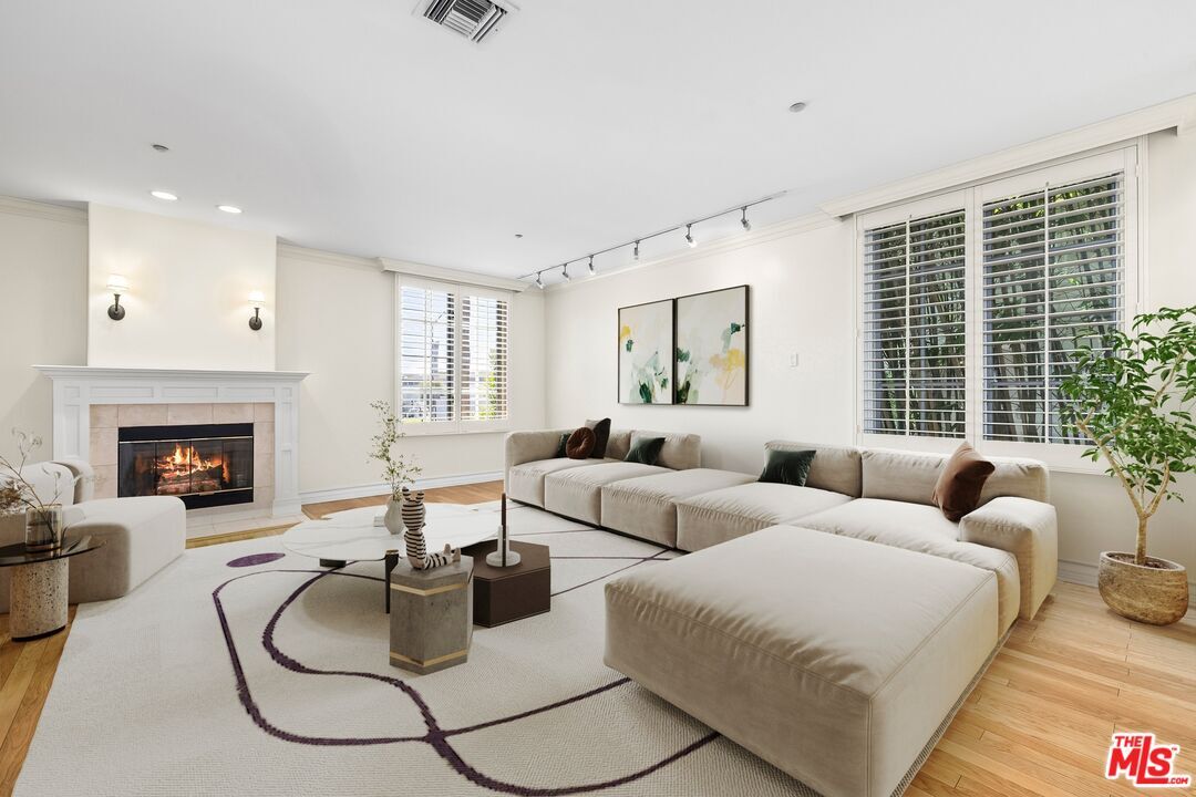 Foto principal - 433 N Doheny Dr