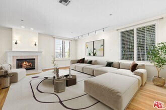 Building Photo - 433 N Doheny Dr