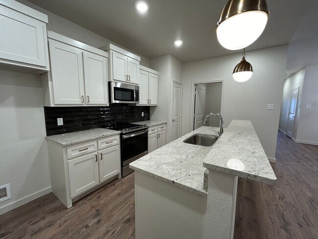 Foto del edificio - Luxury Townhome in Abbey Glen Community!